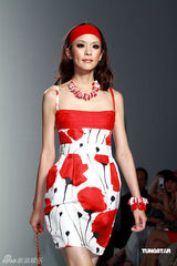 幻灯图集：桂纶镁斜肩裙美艳 蔡健雅宝蓝装优雅