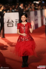 组图：《激战》李馨巧小红纺裙亮相乖巧惹人怜