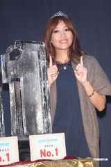 组图：A-Lin新专辑庆功签唱 徐佳莹现身站台