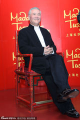 组图：赵本山蜡像登上海杜莎馆 被搞笑问春晚