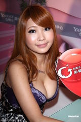 组图：Makiyo低胸现身秀E奶 大方展露迷人事业线