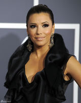 高清图：格莱美红毯 伊娃朗格利亚黑衫白裙优雅