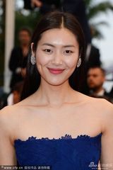 组图：名模刘雯戛纳走秀 低胸长裙秀高挑身材