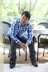 组图：黄海波拍封面大片 招牌式笑容大显亲和