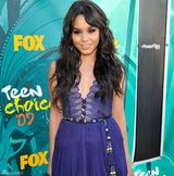 高清组图：凡妮莎-哈金斯亮相颁奖礼 大派香吻