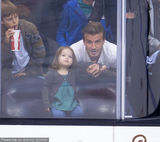 组图：辣妹一家与阿汤哥看比赛 小贝看台吻爱女