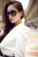 组图：温心米兰教堂前黑白色时尚街拍