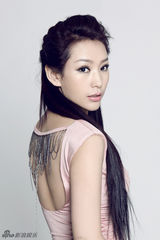 幻灯图：徐黛妮代言秀窈窕身姿 展现无暇肌肤