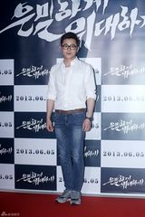 组图：裴勇俊捧场韩片首映 金贤重宋仲基齐亮相