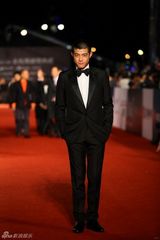 组图：金马红毯群星闪耀 舒淇深V亮胸性感爆棚