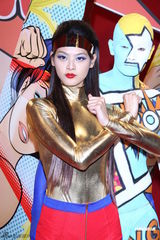 组图：林嘉绮女超人造型吸睛 否认与男友四月完婚