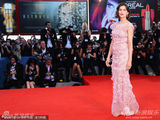 组图：威尼斯闭幕红毯 卡斯特粉群亮相优雅迷人