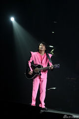 伍佰个唱工体变火星 孙燕姿蔡依林性感助阵(图)