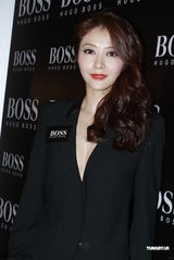 组图：杨千嬅大尺度性感秀美背 刘青云夫妇亮相