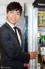 组图：李胜基出席活动笔挺西装展王者气质