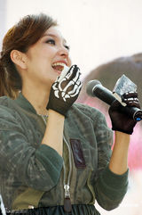 组图：怀秋大方献吻女粉丝 爱纱自曝有暗恋对象