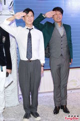 组图：张家辉难忘昔日受训点滴 行军礼显帅气