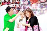 幻灯图：张家辉担任助学大使 为女童整理头发显父爱