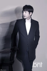 高清组图：朴施厚时尚写真 西装革履帅气稳重