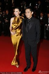 组图：梁朝伟夫妇戛纳走红毯 刘嘉玲金裙气场足