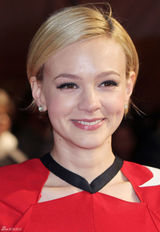 高清组图：凯瑞-穆里根印花礼服亮相高跟鞋抢眼