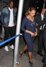 高清组图：碧昂斯蓝裙现身纽约 和老公外出就餐