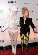 幻灯图集：Lady Gaga珍珠面妆现身艾滋病慈善红毯