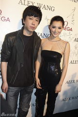 组图：莫小棋时装秀美胸 大气装扮显欧美风范