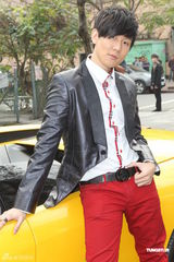 高清图：林俊杰为个唱造势 英俊现身相伴豪车