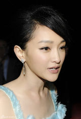 组图：周迅现身戛纳中国之夜 淡蓝短裙时尚简洁