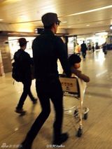 组图：张亮穿泳裤与天天戏水 女网友喊把持不住