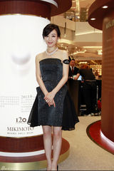 组图：张静初现身上海 珠光宝气显典雅魅力