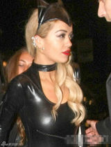 组图：瑞塔奥拉变诱惑猫女郎 连身皮衣性感火辣