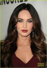 组图：梅根-福克斯枣红套裙亮相首映 妆容精致红唇性感