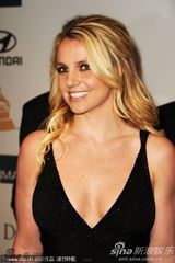 组图：布兰妮性感秀乳沟 金-卡黛珊豪乳抢镜