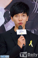 组图：车胜元李升基等宣传《包围》 安宰贤呆萌