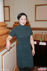 组图：万梓良演话剧《茶馆》 患糖尿病少吃淀粉