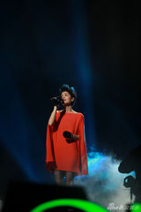 组图：王菲优雅现身湖南卫视跨年演唱新曲《愿》