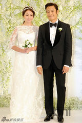 组图：李秉宪李珉廷婚前记者会 满面笑容