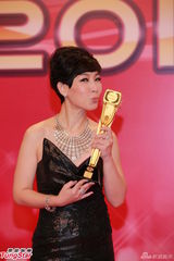 组图：黎芷珊获得最佳节目主持泪如泉涌