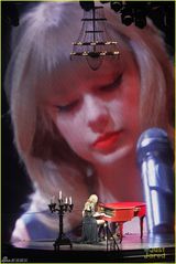 组图：泰勒母亲节献唱 狂放甩发俯身秀事业线