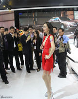 组图：干露露亮相北京车展 大尺度裸露引围观