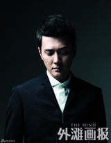 组图：冯绍峰锐意写真 厚积薄发显山露水