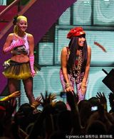 组图：麻辣鸡个唱粉丝强行上台 与保镖激烈扭打