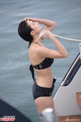 组图：《法网嚣雄》探班 王君馨比基尼上演出浴记