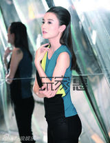 组图：小宋佳拍摄购物大片 自信优雅显达人本色