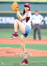 组图：Dal shabet秀彬佑熙担任棒球比赛开球嘉宾