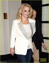 组图：布兰妮职业装显粗腿 坐双层巴士游伦敦