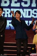 组图：韩团SECRET帝国之子轮番唱 闪光夫妇恩爱