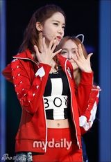 组图：韩团少女时代露小蛮腰 新曲打榜三连冠